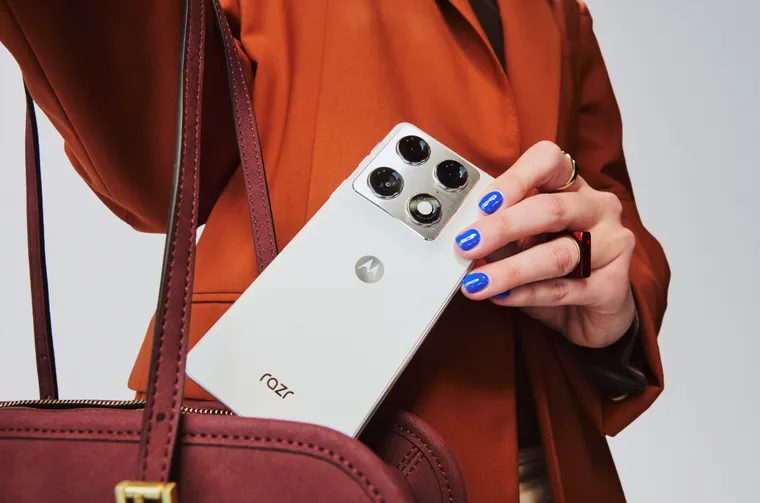 Motorola lança Razr Fold e apresenta edição FIFA em ouro 24K no MWC 2026